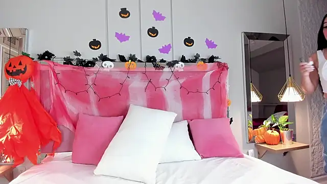 Snapshot of Ahincale chatting on 10.31.25 Ahincale online show from 10.31.25