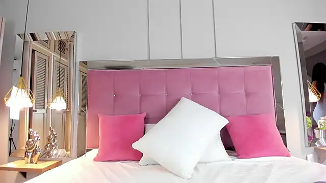 Snapshot of Ahincale chatting on 11.04.25 Ahincale online show from 11.04.25