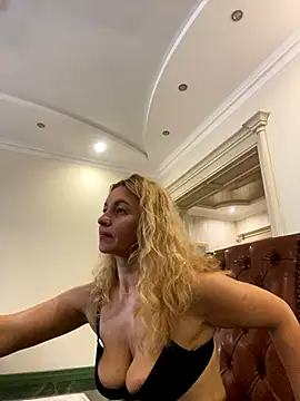 Snapshot of Amazoniiaa chatting on 10.26.25 Amazoniiaa online show from 10.26.25