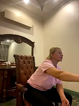 Snapshot of Amazoniiaa chatting on 10.28.25 Amazoniiaa online show from 10.28.25