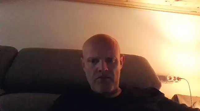 Snapshot of davigochi77bcn chatting on 02.25.25 davigochi77bcn online show from 02.25.25