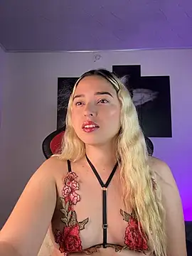 Snapshot of Irisweet_ chatting on 10.18.25 Irisweet online show from 10.18.25