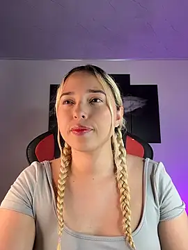 Snapshot of Irisweet_ chatting on 10.18.25 Irisweet online show from 10.18.25