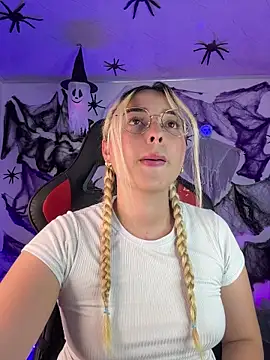 Snapshot of Irisweet_ chatting on 10.27.25 Irisweet online show from 10.27.25