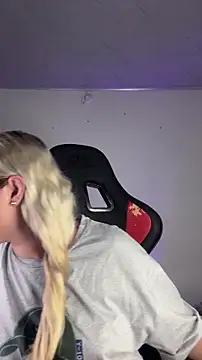 Snapshot of Irisweet_ chatting on 11.08.25 Irisweet online show from 11.08.25