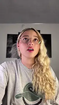 Snapshot of Irisweet_ chatting on 11.16.25 Irisweet online show from 11.16.25