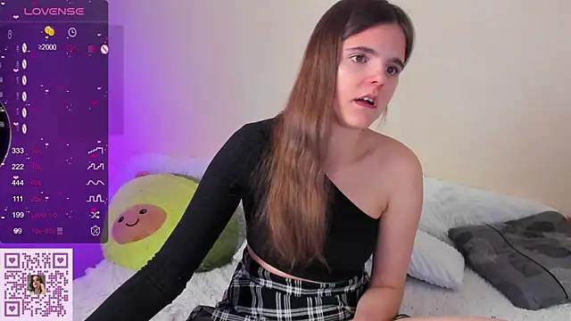 Snapshot of Ema_X_Love chatting on 09.30.25 Ema X Love online show from 09.30.25