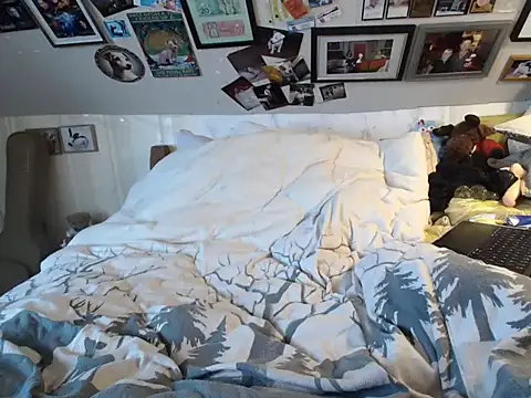 Snapshot of MaryG chatting on 10.07.25 MaryG online show from 10.07.25