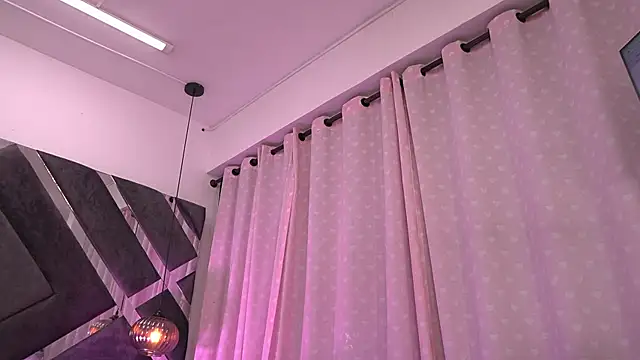 Snapshot of violeta_aroca chatting on 10.10.25 violeta aroca online show from 10.10.25