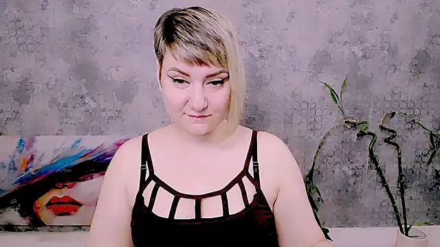 Snapshot of Djullia chatting on 05.17.26 Djullia online show from 05.17.26