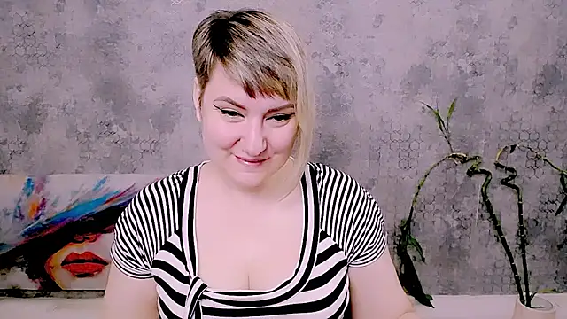 Snapshot of Djullia chatting on 05.20.26 Djullia online show from 05.20.26