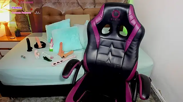 Snapshot of mila_katts chatting on 10.25.25 mila katts online show from 10.25.25