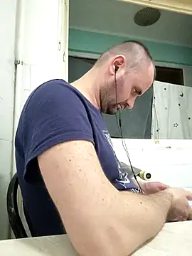 Snapshot of Govora chatting on 11.14.25 Govora online show from 11.14.25