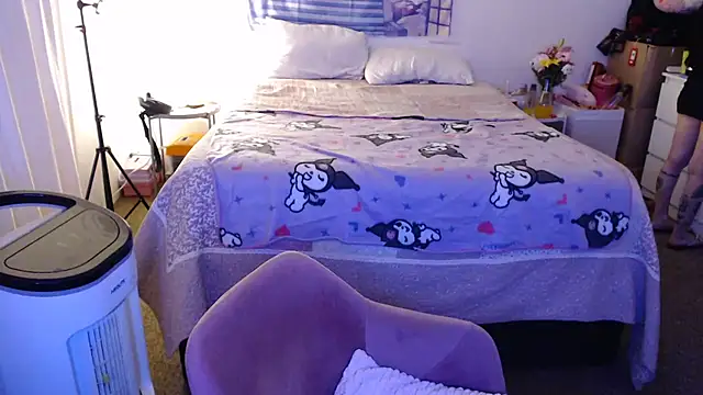 Snapshot of latinpetit chatting on 11.13.25 latinpetit online show from 11.13.25