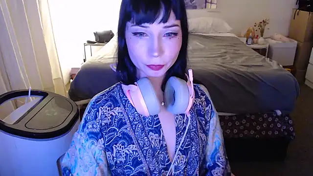 Snapshot of latinpetit chatting on 11.21.25 latinpetit online show from 11.21.25