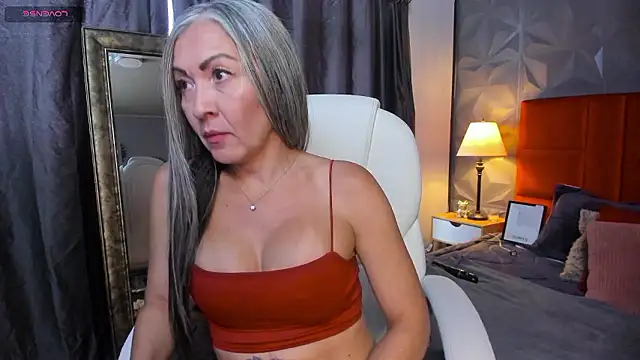  Nicoletteshea  online show from 12.05.24