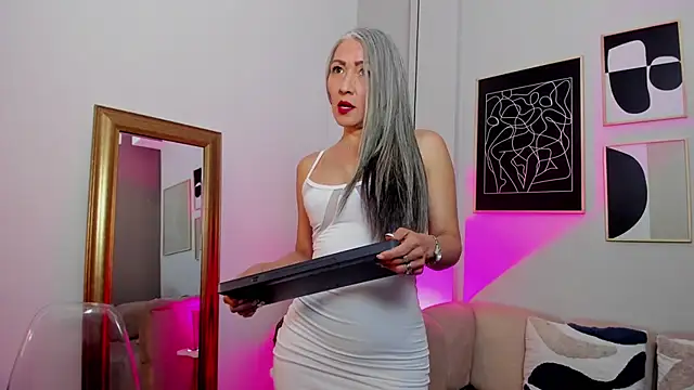  Nicoletteshea  online show from 04.08.26