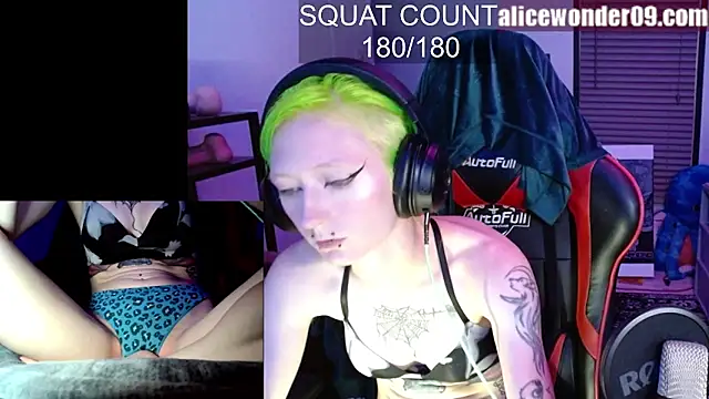 Snapshot of alicewonder09 chatting on 10.08.25 alicewonder09 online show from 10.08.25