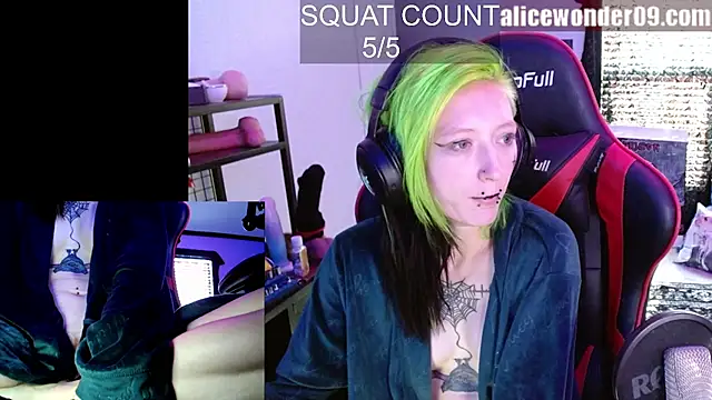 Snapshot of alicewonder09 chatting on 10.30.25 alicewonder09 online show from 10.30.25