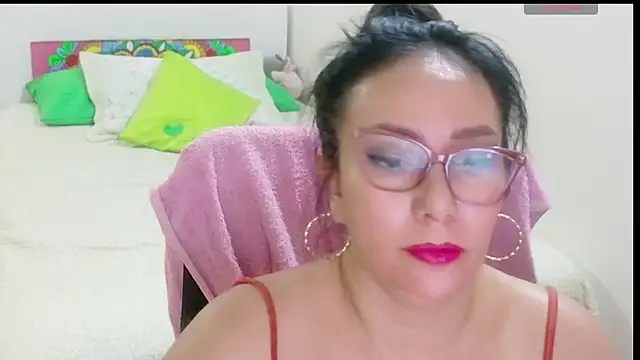 Snapshot of hottplay chatting on 06.16.26 hottplay online show from 06.16.26