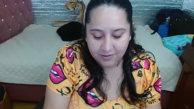 Snapshot of EMILY-NESSA chatting on 05.11.26 EMILY-NESSA online show from 05.11.26