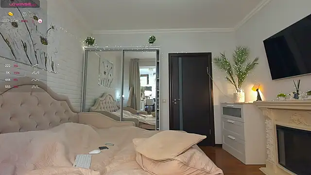 Snapshot of Oh_Julie chatting on 02.20.25 Oh Julie online show from 02.20.25