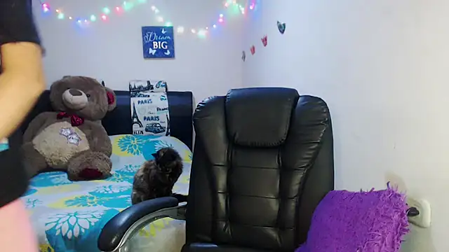 Snapshot of sahtlove1 chatting on 11.04.25 sahtlove1 online show from 11.04.25