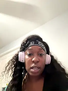 Snapshot of tokyopetitexx chatting on 10.27.25 tokyopetitexx online show from 10.27.25