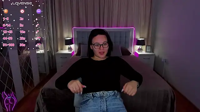 Snapshot of EsterLogan chatting on 09.26.25 EsterLogan online show from 09.26.25