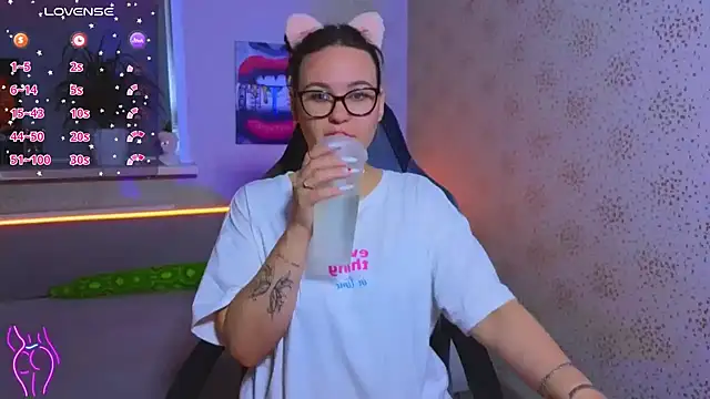 Snapshot of EsterLogan chatting on 09.28.25 EsterLogan online show from 09.28.25