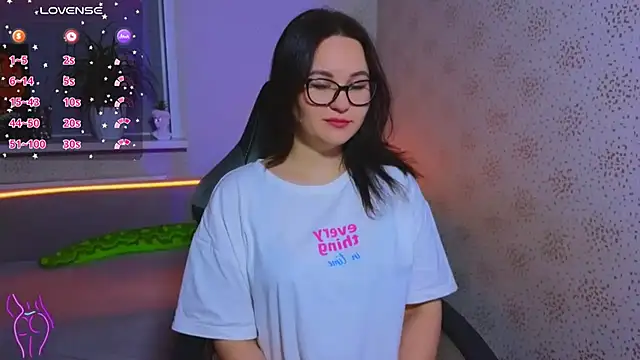 Snapshot of EsterLogan chatting on 09.29.25 EsterLogan online show from 09.29.25