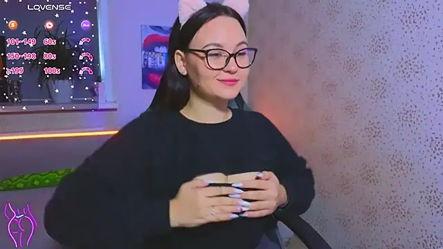 Snapshot of EsterLogan chatting on 09.30.25 EsterLogan online show from 09.30.25