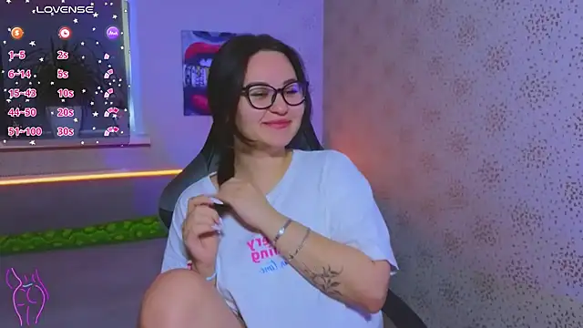 Snapshot of EsterLogan chatting on 10.11.25 EsterLogan online show from 10.11.25