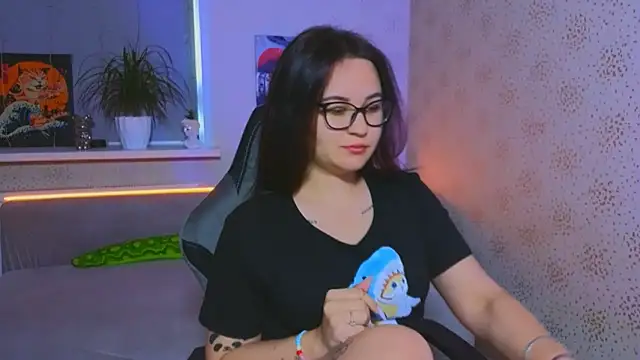 Snapshot of EsterLogan chatting on 10.12.25 EsterLogan online show from 10.12.25