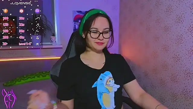 Snapshot of EsterLogan chatting on 10.13.25 EsterLogan online show from 10.13.25