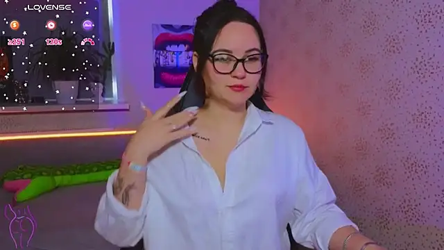 Snapshot of EsterLogan chatting on 10.15.25 EsterLogan online show from 10.15.25