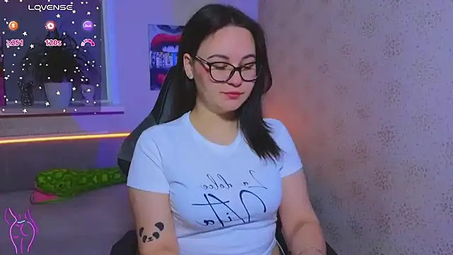 Snapshot of EsterLogan chatting on 10.19.25 EsterLogan online show from 10.19.25