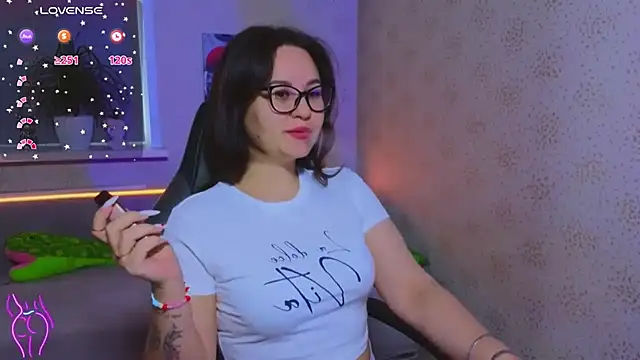 Snapshot of EsterLogan chatting on 10.21.25 EsterLogan online show from 10.21.25