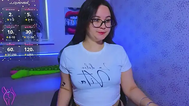 Snapshot of EsterLogan chatting on 10.24.25 EsterLogan online show from 10.24.25