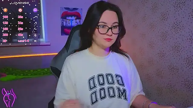 Snapshot of EsterLogan chatting on 11.02.25 EsterLogan online show from 11.02.25