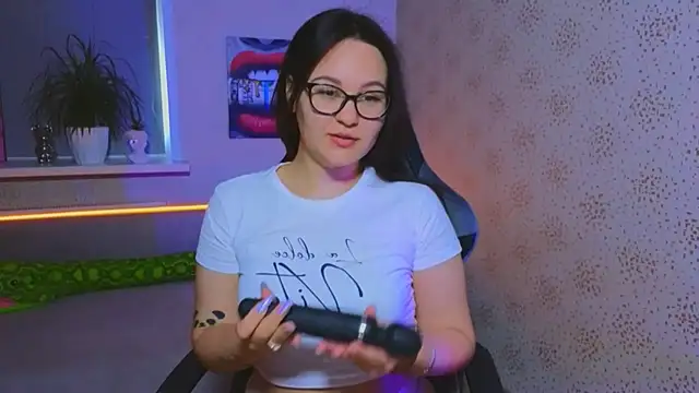 Snapshot of EsterLogan chatting on 11.03.25 EsterLogan online show from 11.03.25