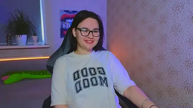 Snapshot of EsterLogan chatting on 11.04.25 EsterLogan online show from 11.04.25