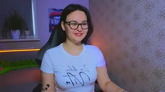 Snapshot of EsterLogan chatting on 11.07.25 EsterLogan online show from 11.07.25