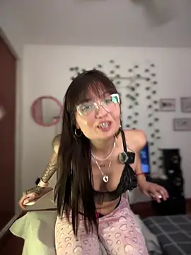 Snapshot of LunaXuan chatting on 11.20.25 LunaXuan online show from 11.20.25