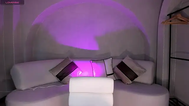 NiaHolland online show from 09.23.25