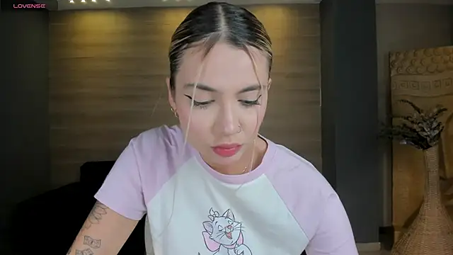 NiaHolland online show from 10.23.25