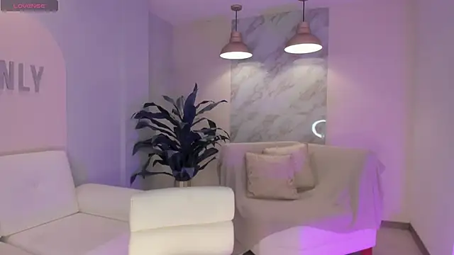 NiaHolland online show from 12.14.25