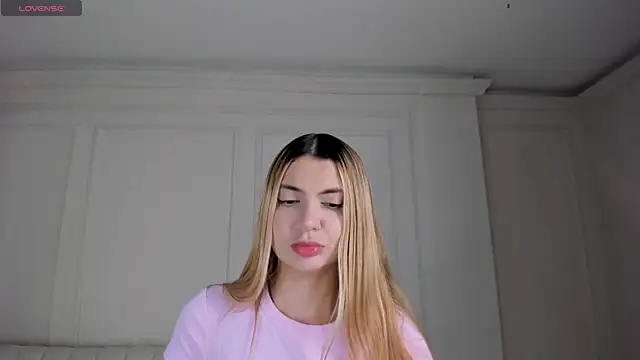 Snapshot of NiaHolland chatting on 04.25.26 NiaHolland online show from 04.25.26