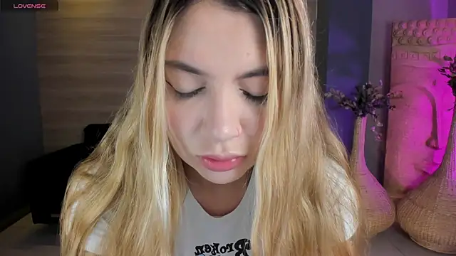 Snapshot of NiaHolland chatting on 05.04.26 NiaHolland online show from 05.04.26