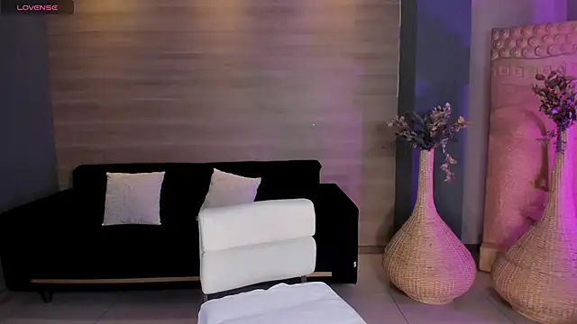 Snapshot of NiaHolland chatting on 05.11.26 NiaHolland online show from 05.11.26